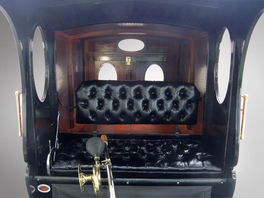  Oldsmobile Model R Curved Dash Pie Wagon 1904 года  (фото 2 из 4)